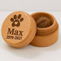 Rond houten aandenken voor hond - bewaardoosje voor as of vacht met naam, data & pootafdruk