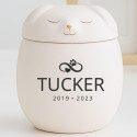Gepersonaliseerde hondenurn van keramiek - met naam, data en deksel met slapend huisdier in ‘Eternal Love’-design voor asbewaring