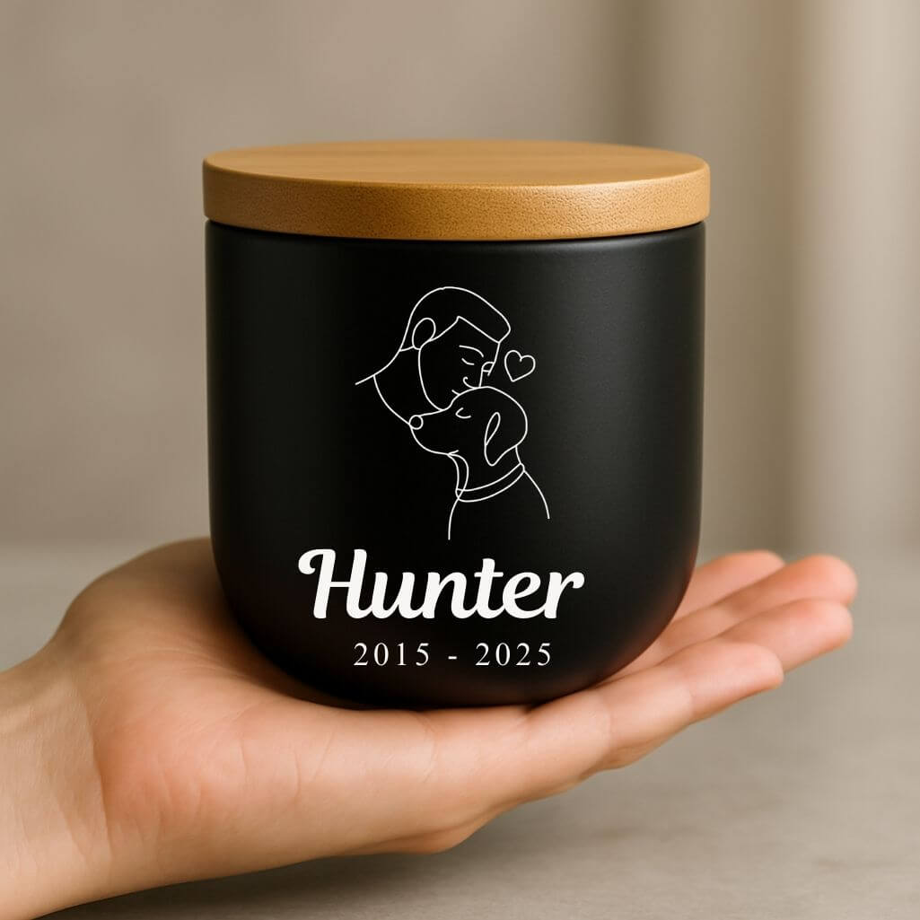 Gepersonaliseerde hondenurn van keramiek - met illustratie van man en hond, naam en data voor asbewaring