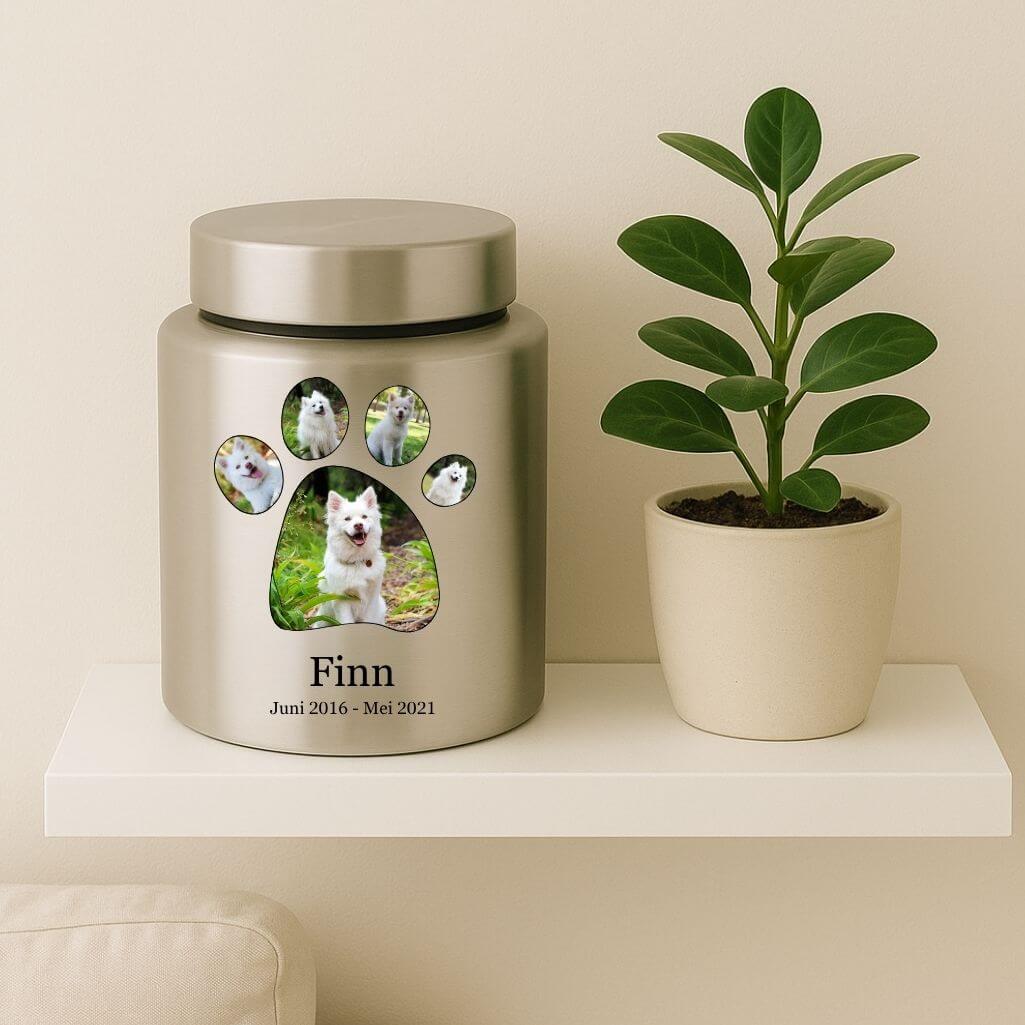 Gepersonaliseerde RVS hondenurn in cilinder vorm - met foto's in pootvormige omlijsting, naam en data